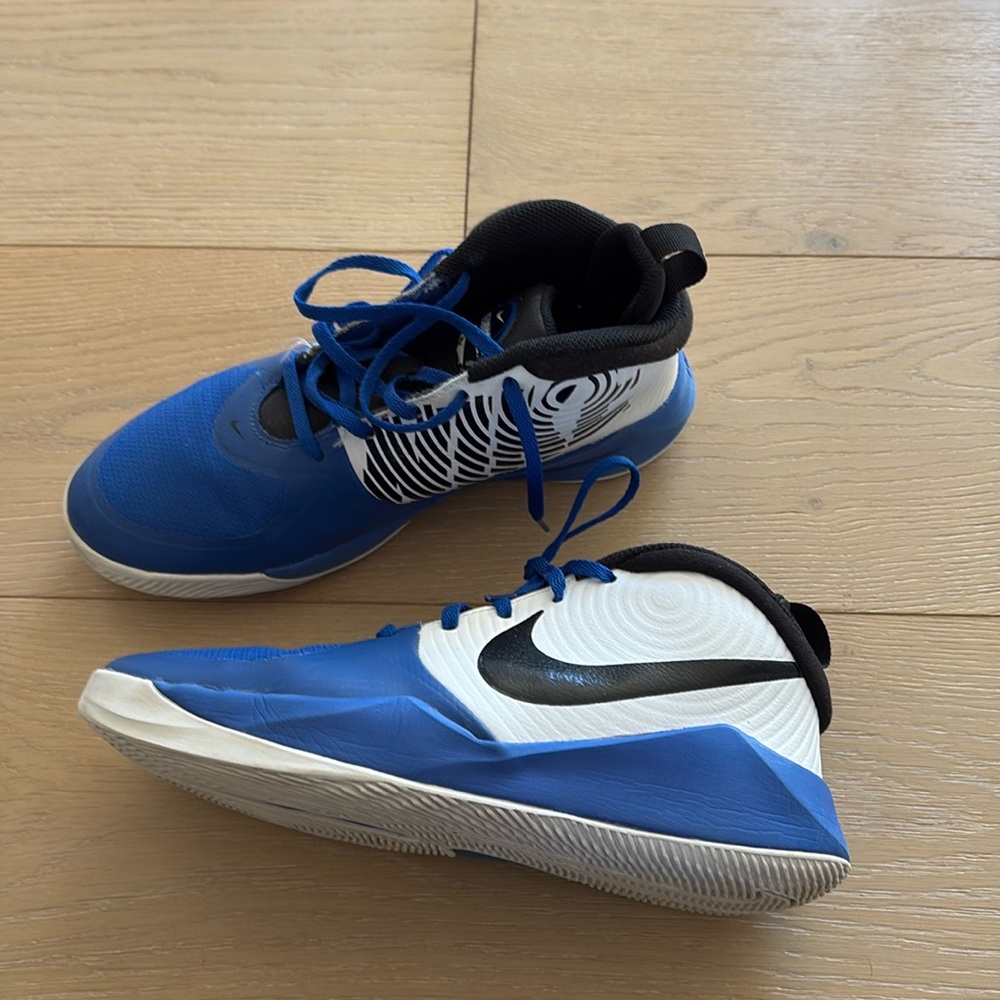 Nike boys 6.5Y Team Hustle